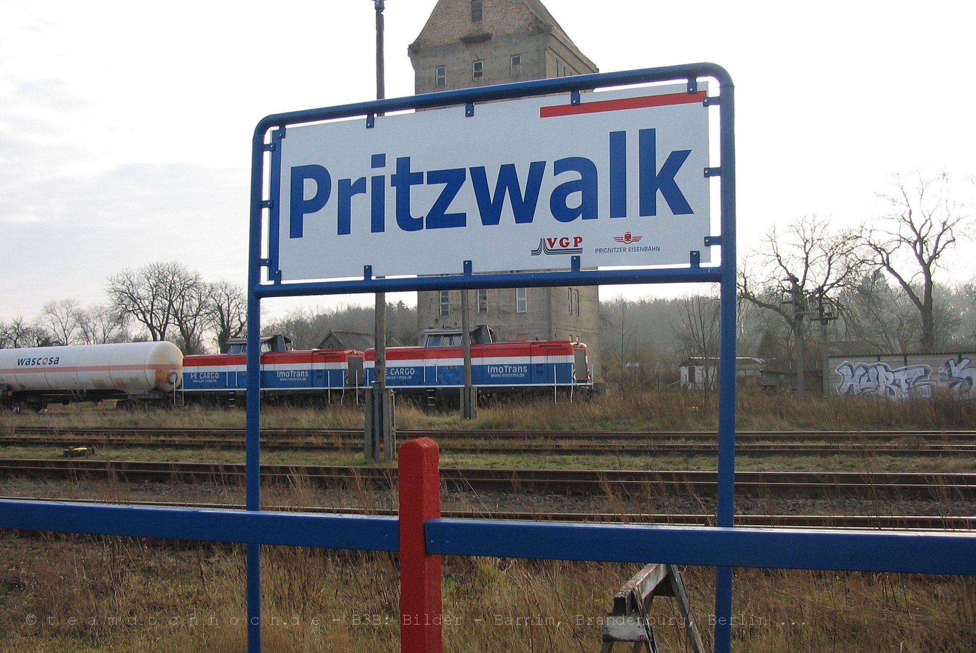 212 279-4 und 212 314-9 der PE Cargo im Bahnhof Pritzwalk