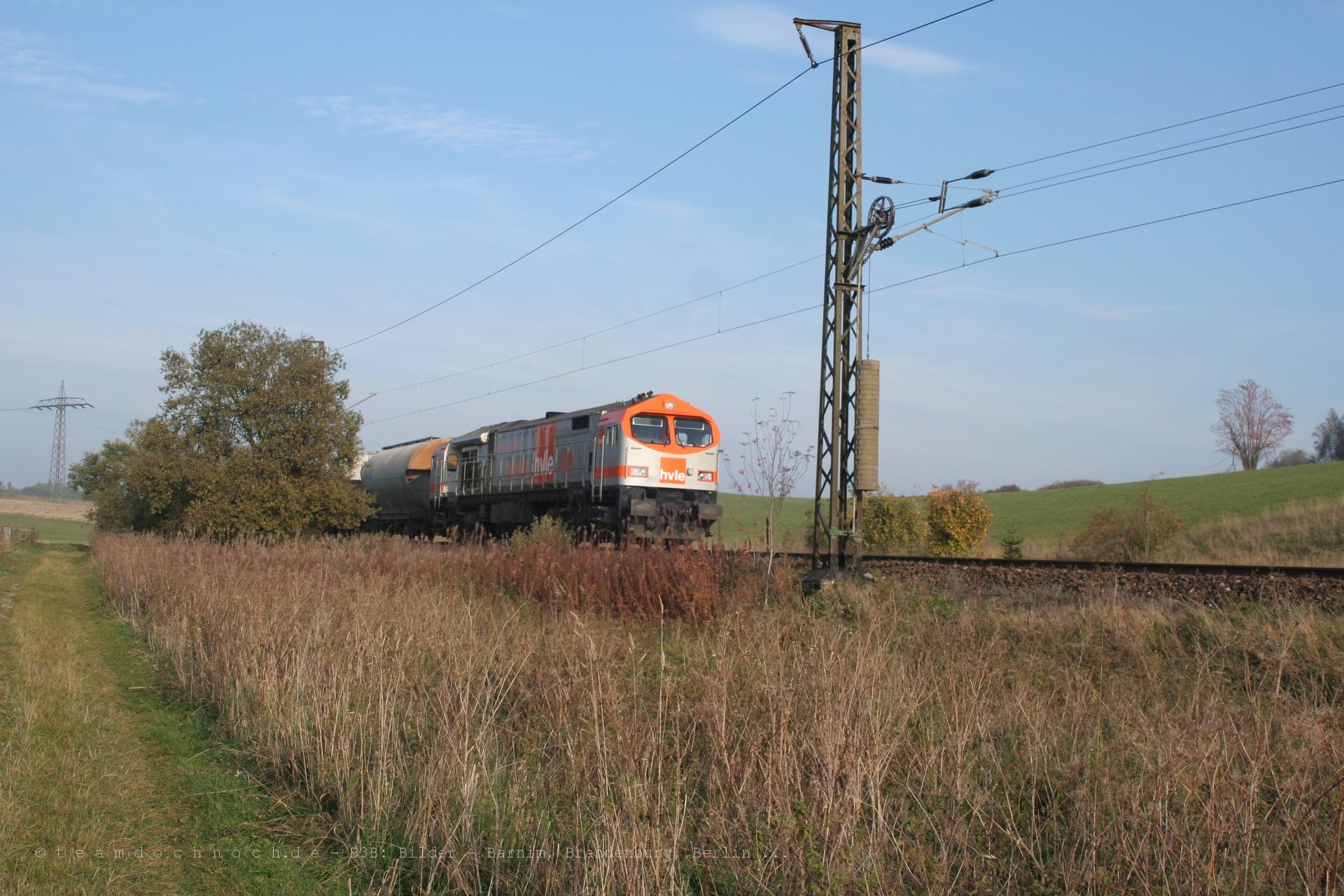 HVLE V330.2 und V330.1 mit einem Güterzug auf der Rübelandbahn