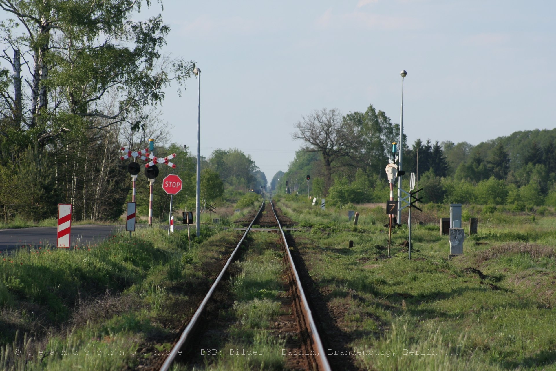 Bahnübergang an der Bahnstrecke Miłkowice–Jasień