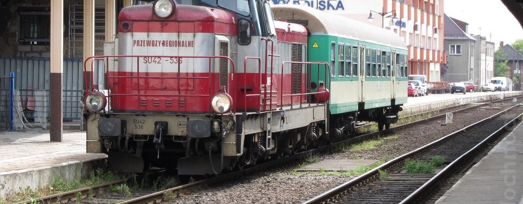 SU42-536 mit einem Personenzug in Leszno
