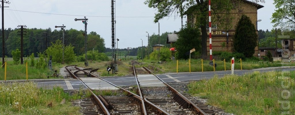 Bahnübergang am Bahnhof Wierzbno