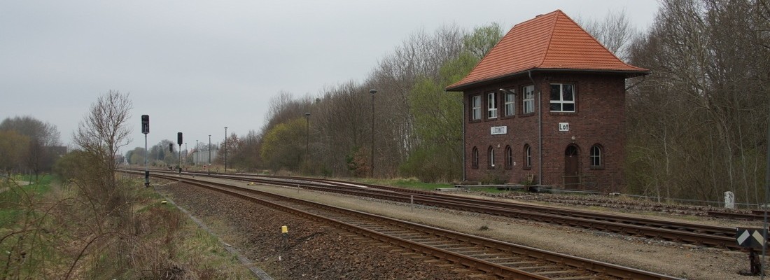 Stellwerk Löcknitz Ost und Blick auf den Bahnhof