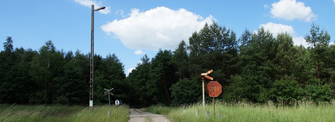 Bahnübergang westlich von Kąkolewo