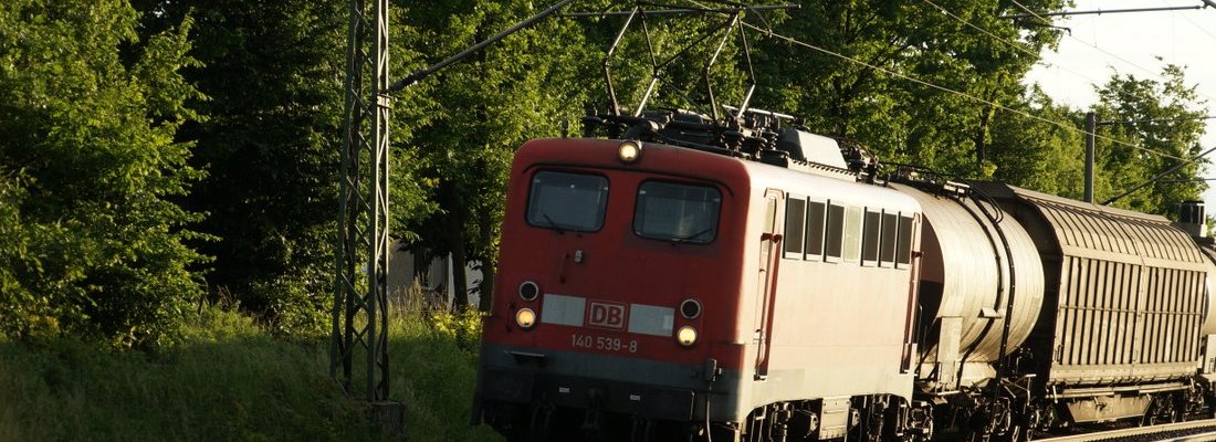 140 539-8 mit einem Güterzug nach Osten in Jacobsdorf (Mark)