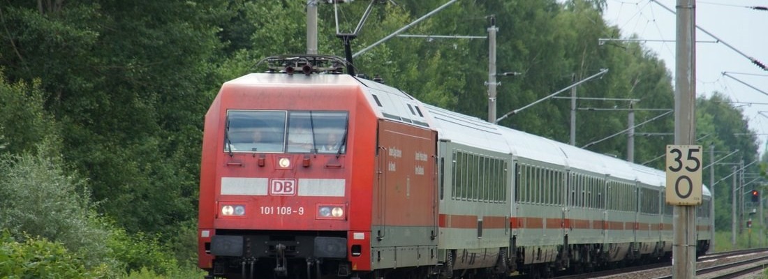101 108-9 mit einem Intercity nach Stralsund bei Melchow