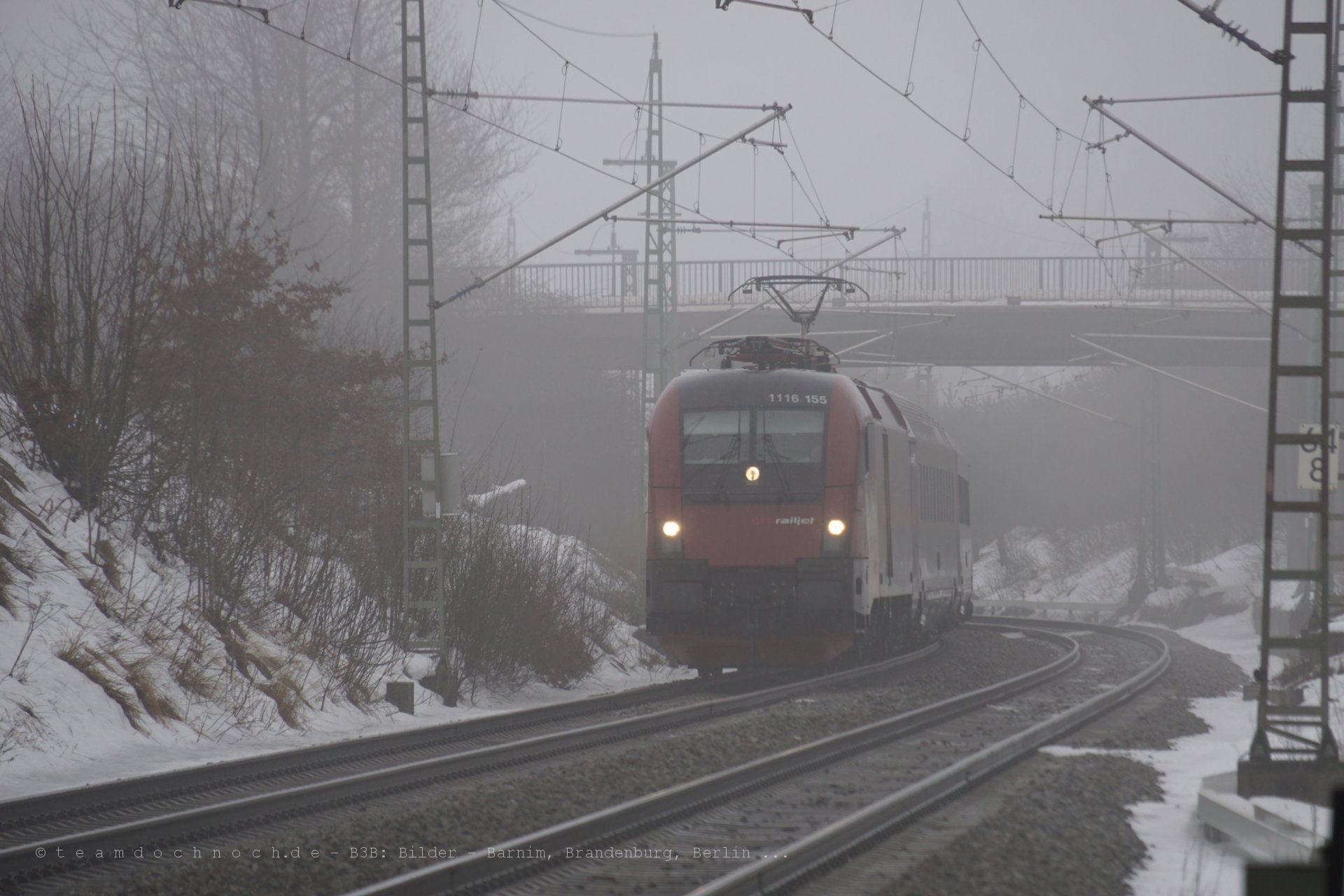 Ein Railjet kommt aus dem Nebel und verschwindet wieder