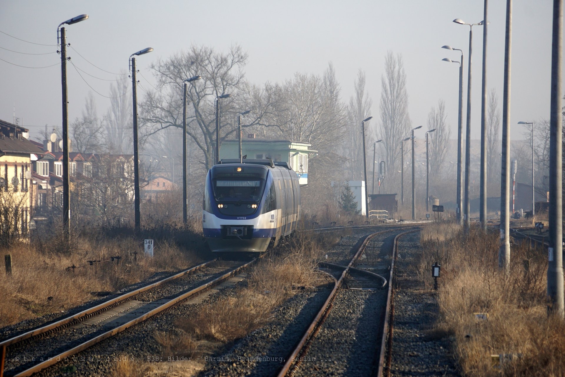 VT 732 der NEB bei Ausfahrt aus dem Bahnhof Kostrzyn nad Odrą