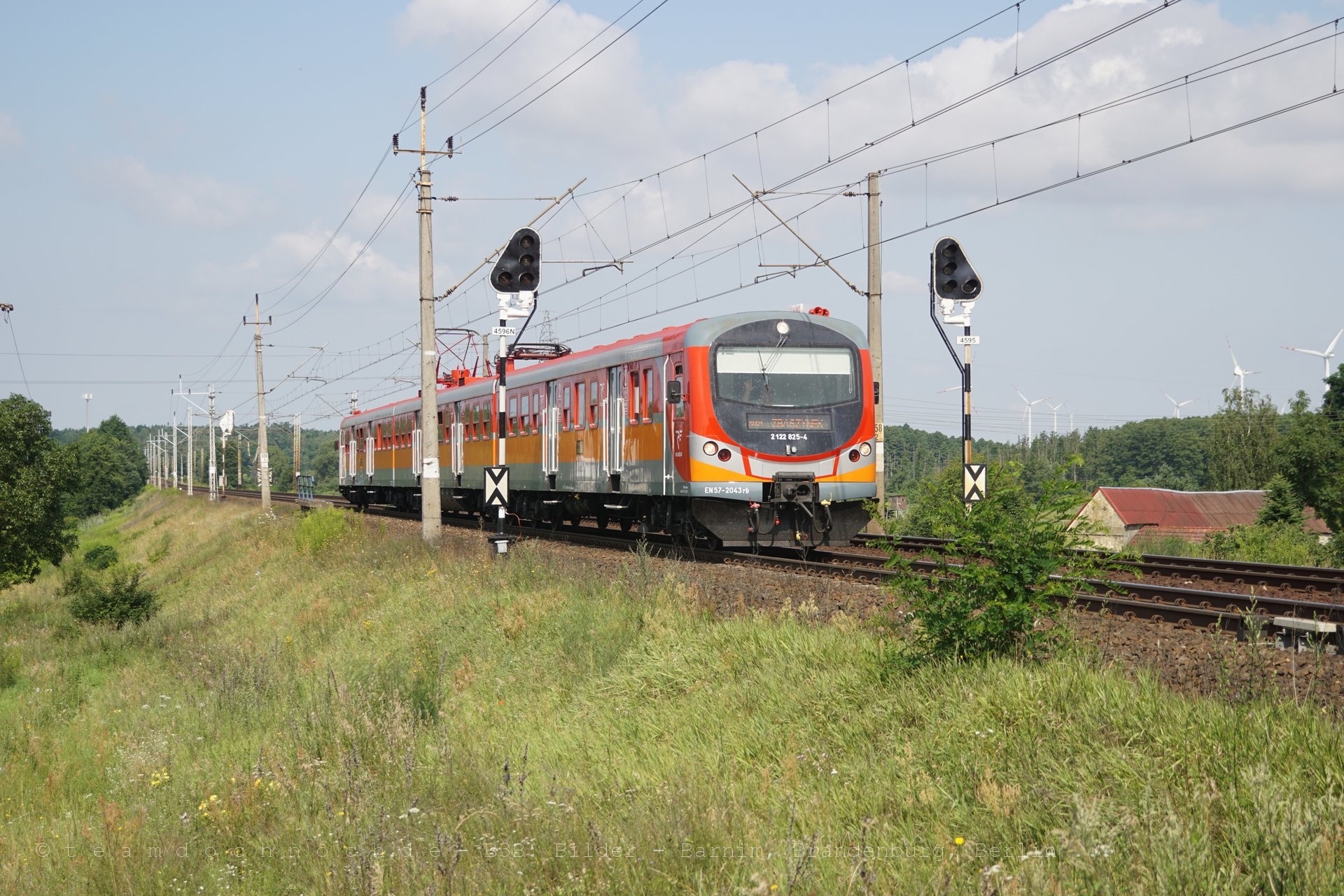 EN57AL-2043 (2 122 825-4) auf dem Weg nach Zbąszynek