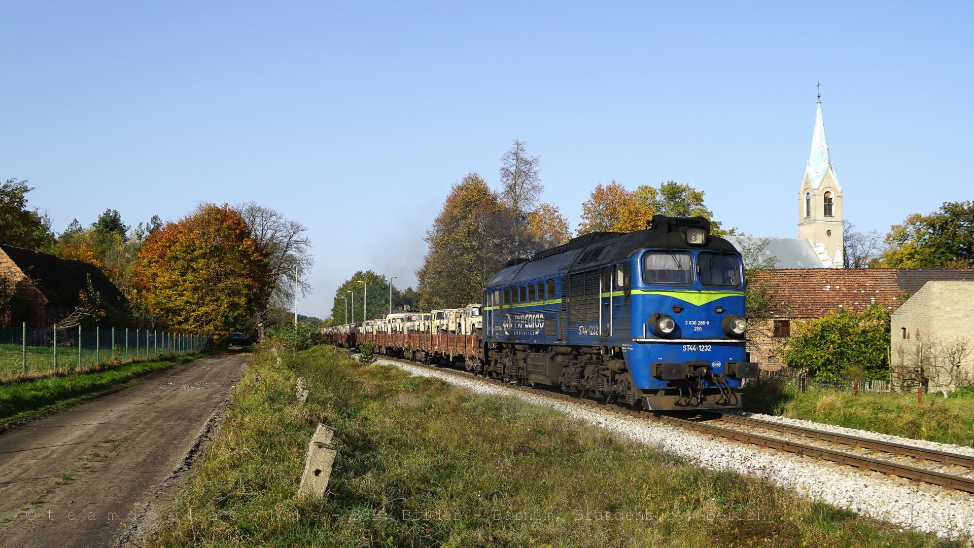Der Klassiker in Nietków: Güterzug mit Kirche