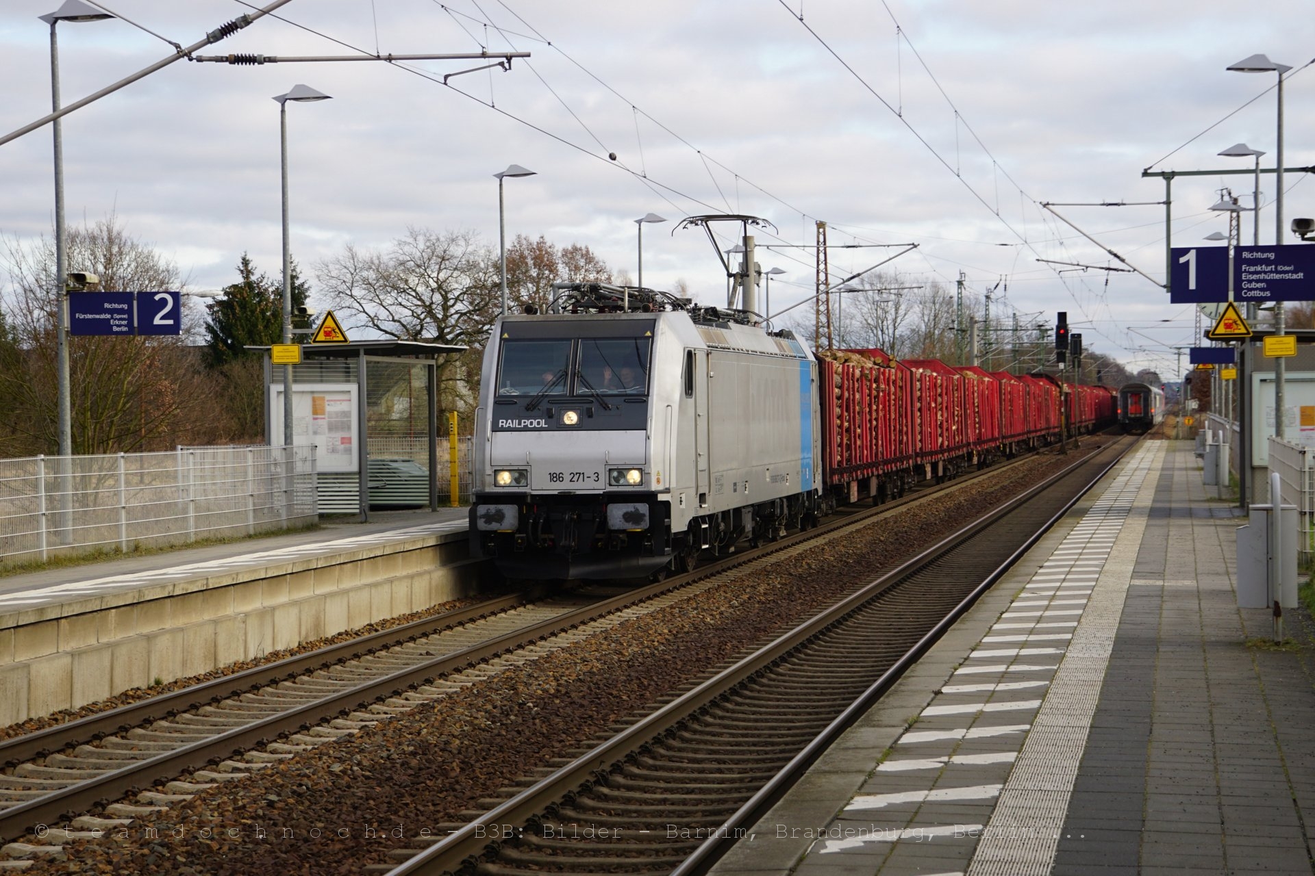 186 271-3 mit einem Güterzug in Briesen (Mark)