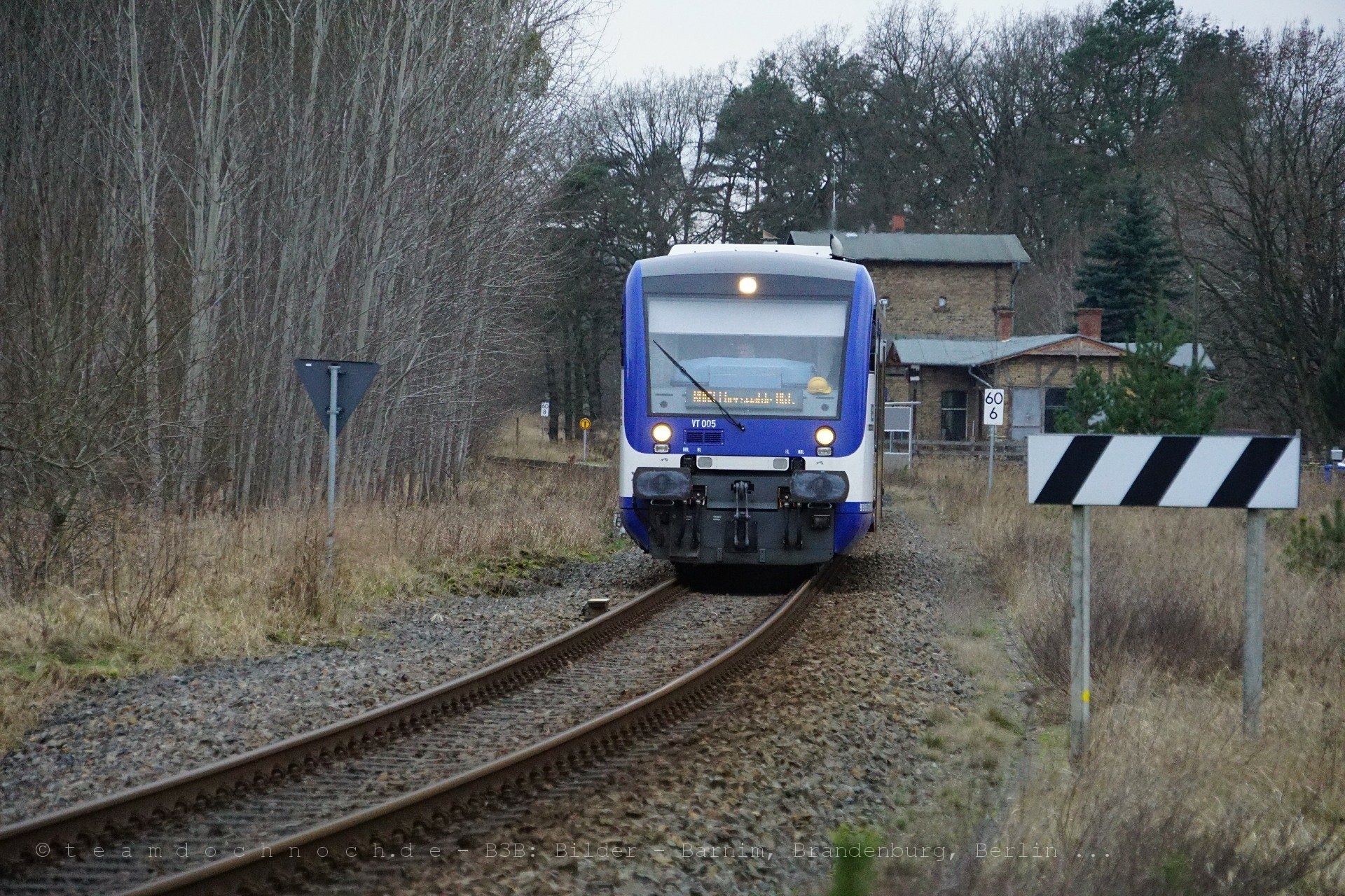 VT 005 der NEB verläßt den Bahnhof Althüttendorf