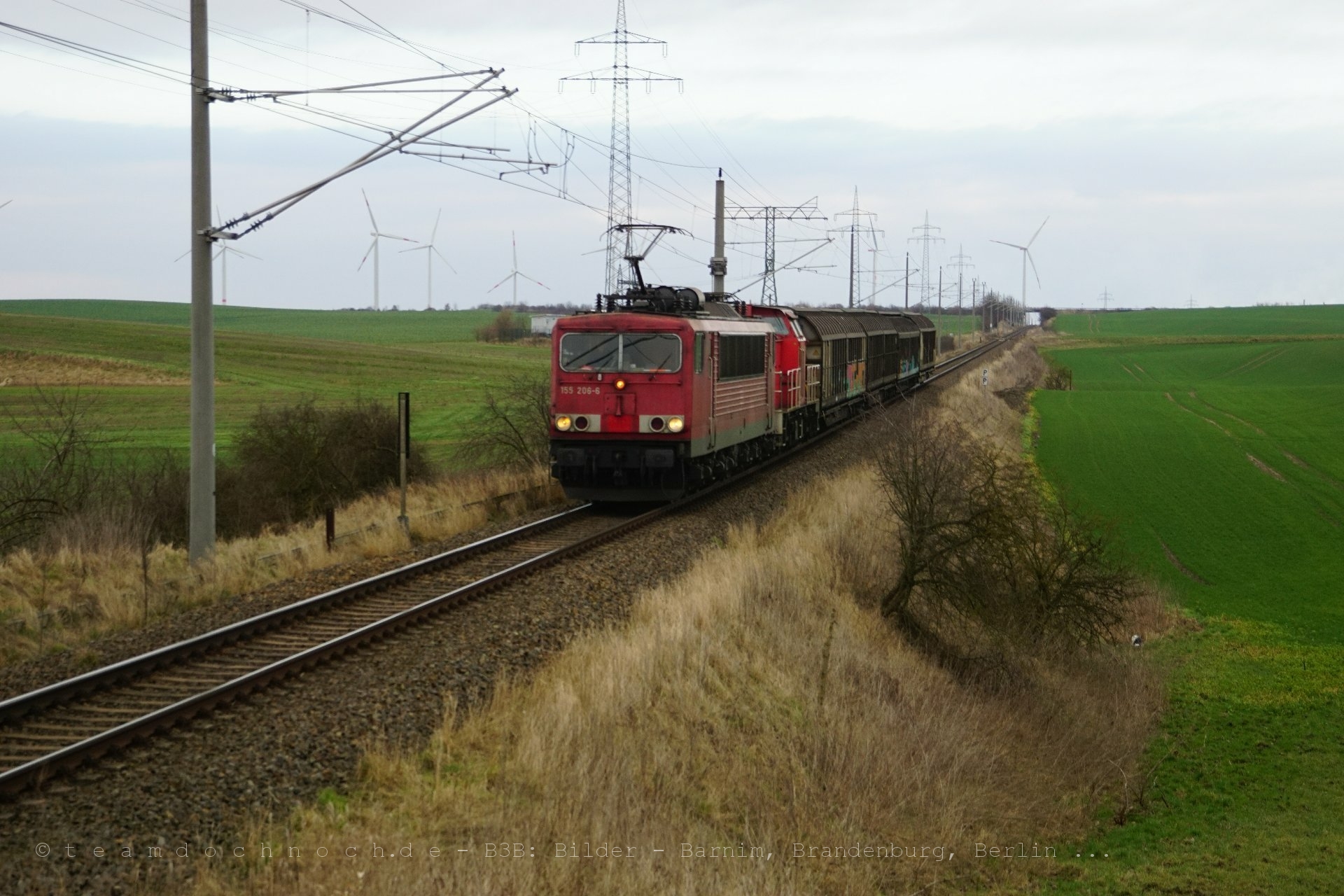 155 206-6 mit einem Güterzug zwischen Pinnow und Mürow