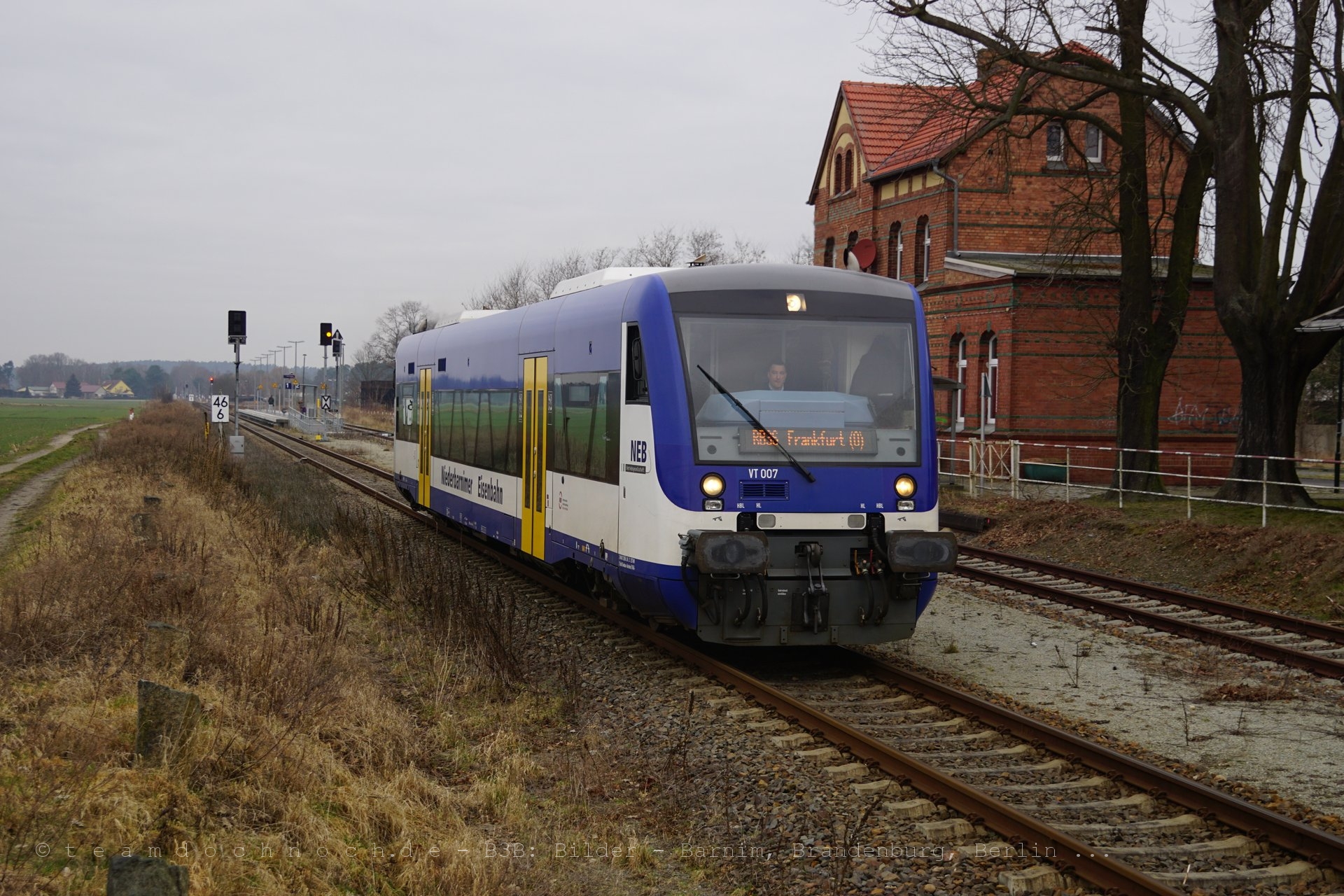 VT007 der NEB im Bahnhof Friedersdorf