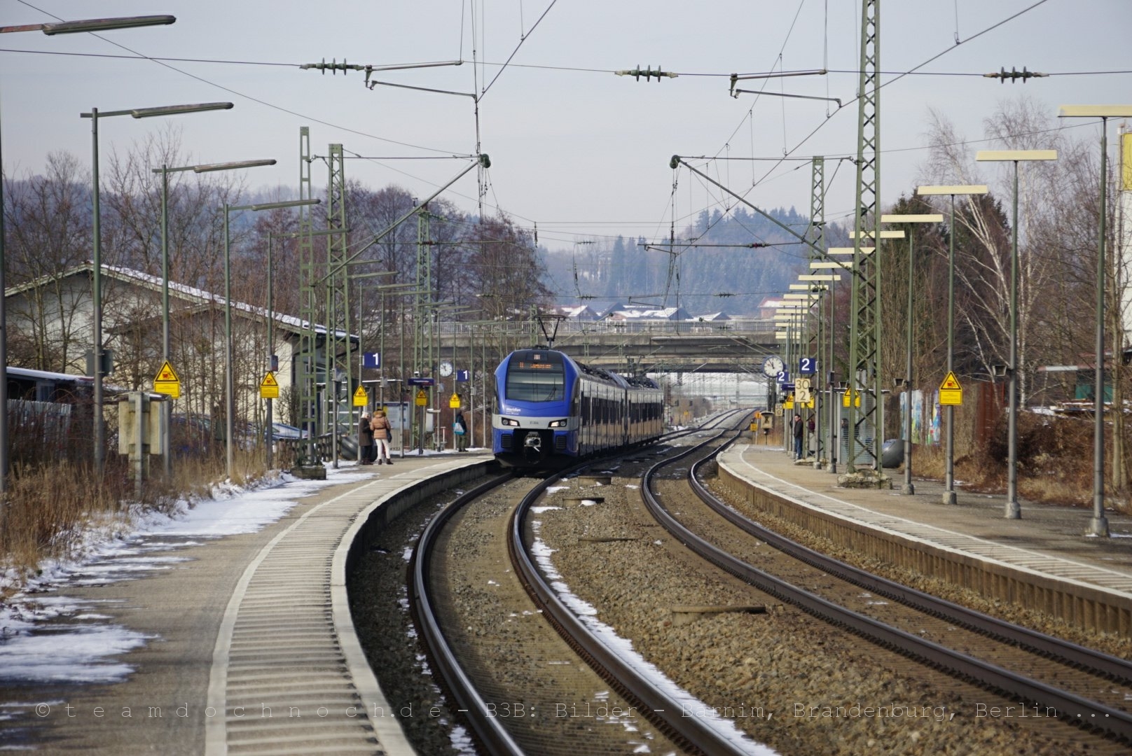 Meridian nach Salzburg bei Einfahrt in den Bahnhof Bernau am Chiemsee