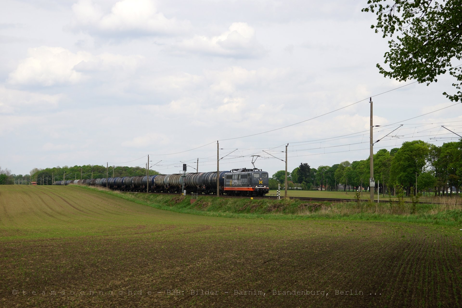 Hectorrail 162.006 am Bahnübergang Rüdnitz – Danewitz (K6005)