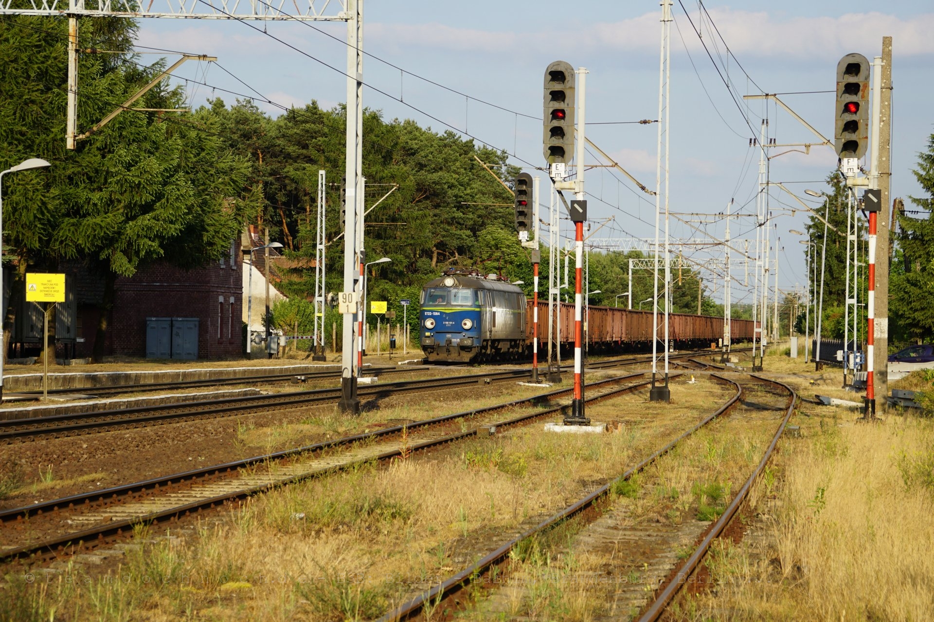 ET22-1084 durchfährt aus Krzyż kommend den Bahnhof von Drawiny