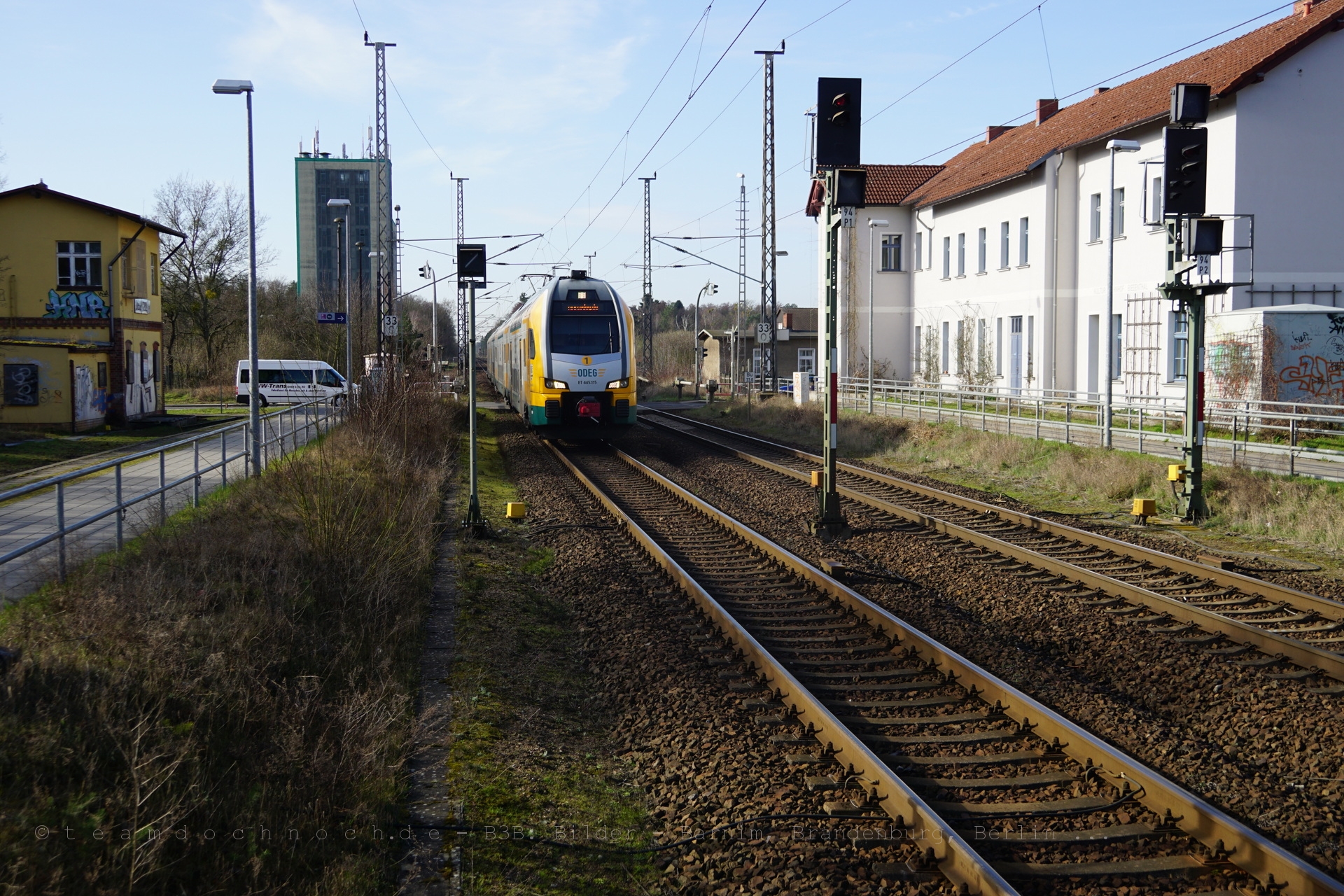 ET 445.115 der ODEG durchfährt den Bahnhof Biesenthal