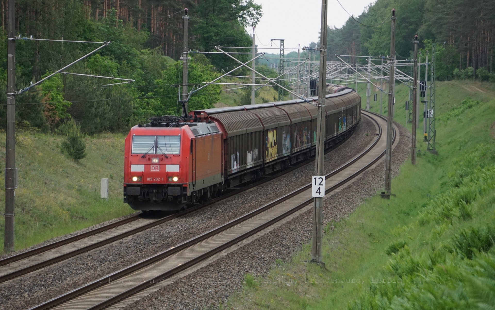 185 282-1 mit einem Güterzug auf der Lloydbahn