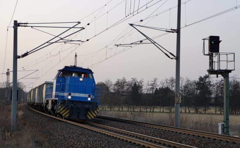 Lok 1522 der Eisenbahn Anlagen Handel GmbH legt sich bei Jacobsdorf in die Kurve