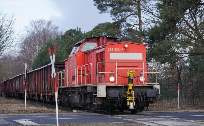 298 320-3 mit einem Güterzug auf der Eberswalder Industriebahn