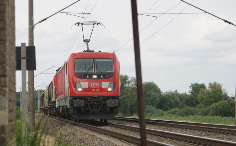 187 141 am Bahnübergang km 65.3 in Herzsprung