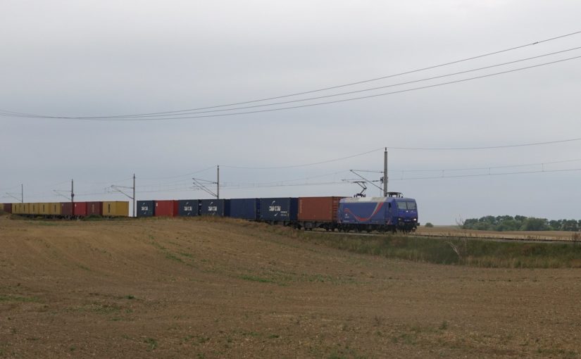 145 087-3 mit einem Containerzug auf der Angermünde-Schwedter-Eisenbahn