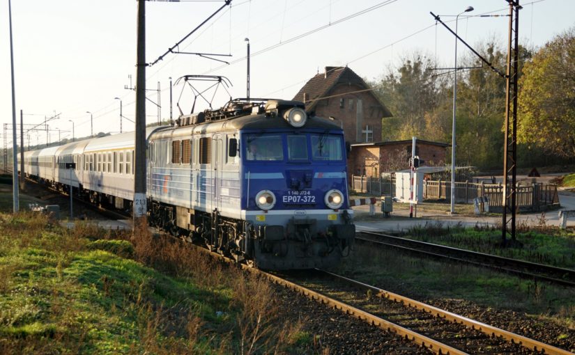 EP07-372 durchfährt den Bahnhof von Krostkowo