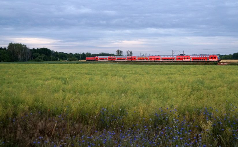 ein roter RE3 im grünblaugrauen Abend