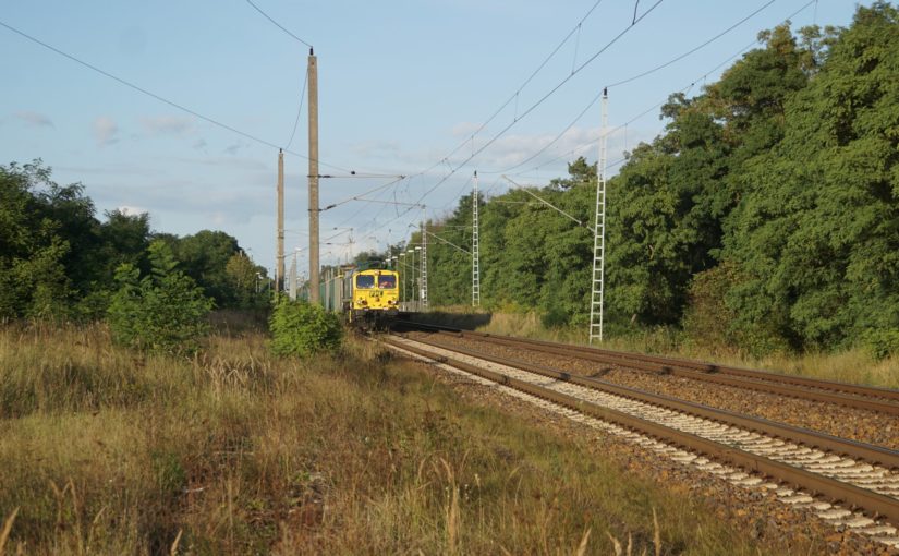 FPL 66006 mit einem Zug aus offenen Güterwagen im Bahnhof Britz