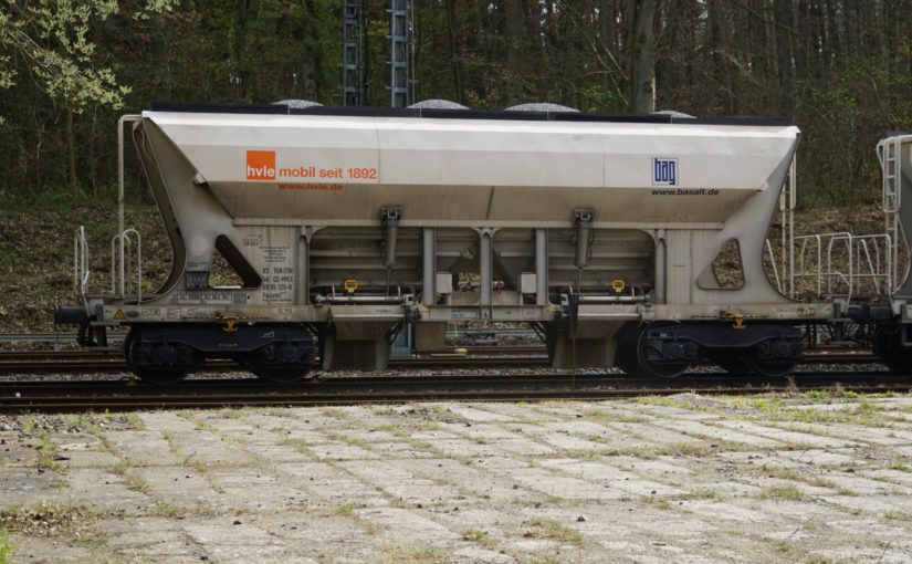 Eine lange Reihe von Faccns der HVLE im Bahnhof Sponholz
