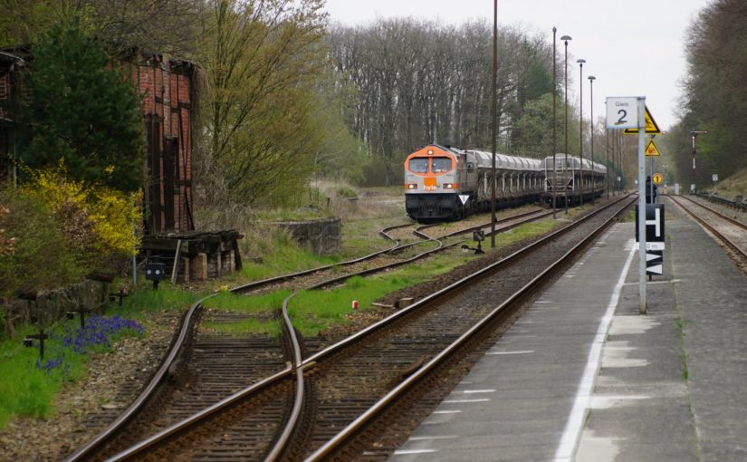 HVLE V330.8 wartet am Bahnhof Sponholz