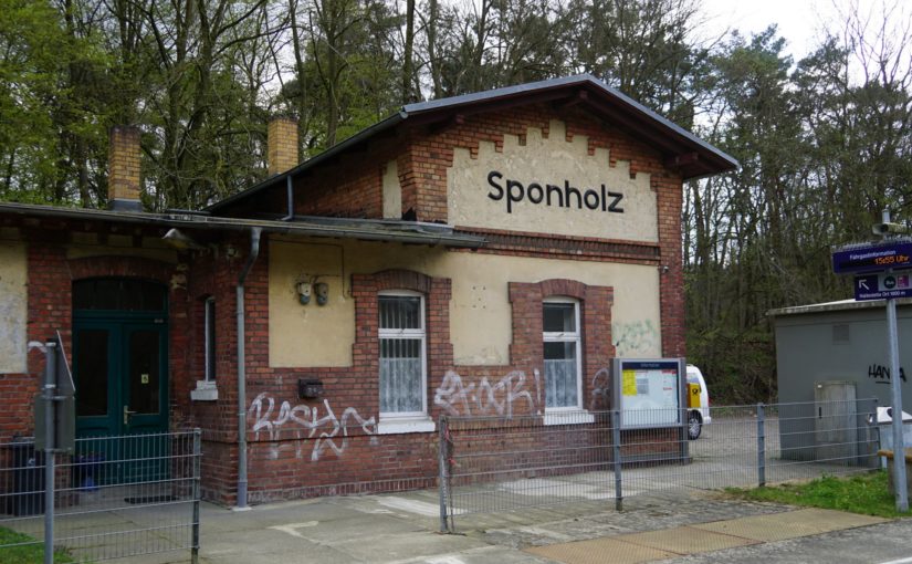 Empfangsgebäude des Bahnhofs Sponholz