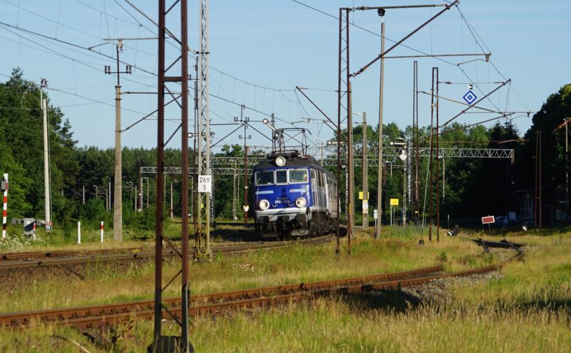TLK 85100 nach Gdansk Glówny durchfährt den Bahnhof von Worowo