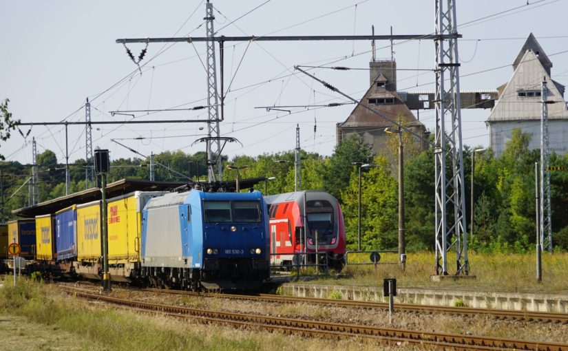 185 530-3 mit einem Zug des kombinierten Verkehrs in Fürstenberg / Havel