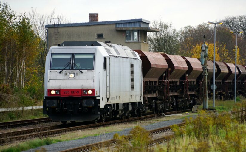285 107-9 mit einem Kieszug in Werneuchen