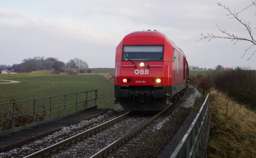 ÖBB 2016 064 mit einem Kesselwagenzug am Bahnhof Mühlheim am Inn