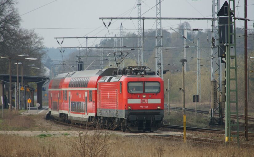 112 133 mit einem RE5 in Fürstenberg/Havel