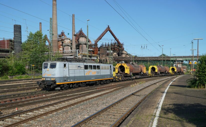SAAR RAIL 151 165-8 mit 3 Torpedopfannenwagen im Bahnhof Völklingen