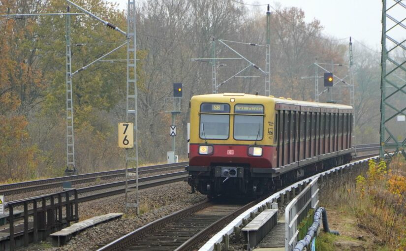 S8 nach Birkenwerder erreicht den Bahnhof Mühlenbeck