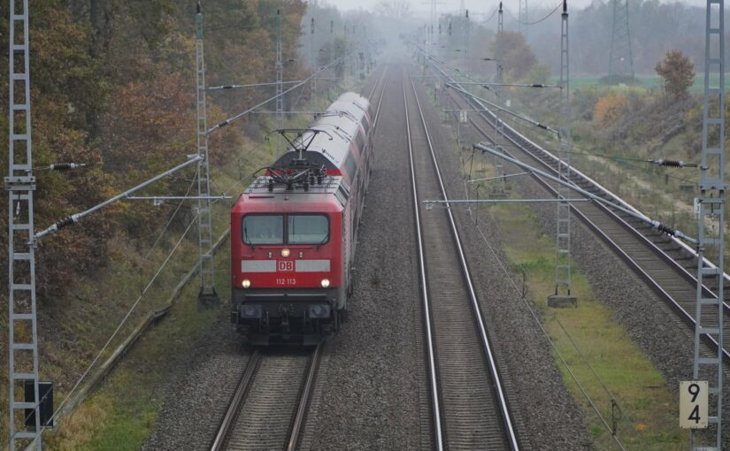 112 113 zieht den RE5 nach Altentreptow über den Berliner Außenring