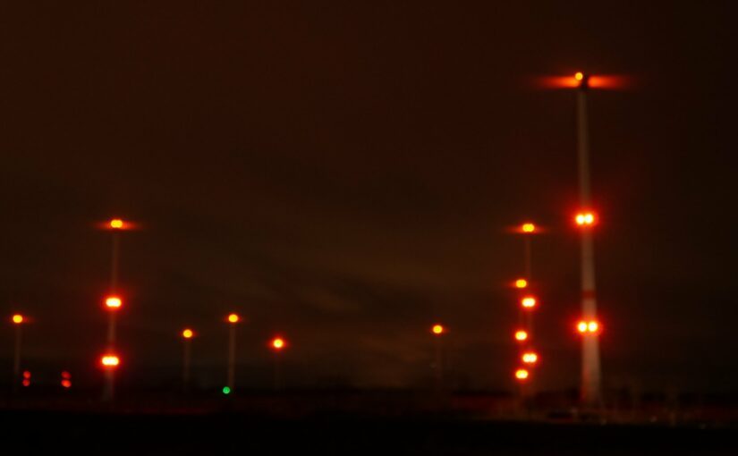 Windmühlen bei Nacht