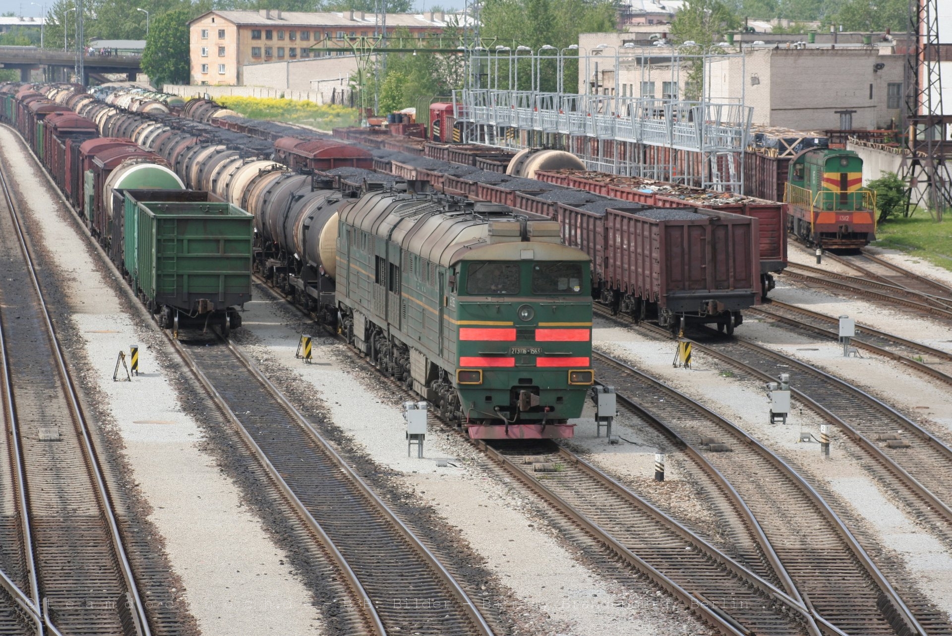 2TE116-1563 mit einem Güterzug im Bahnhof Narva