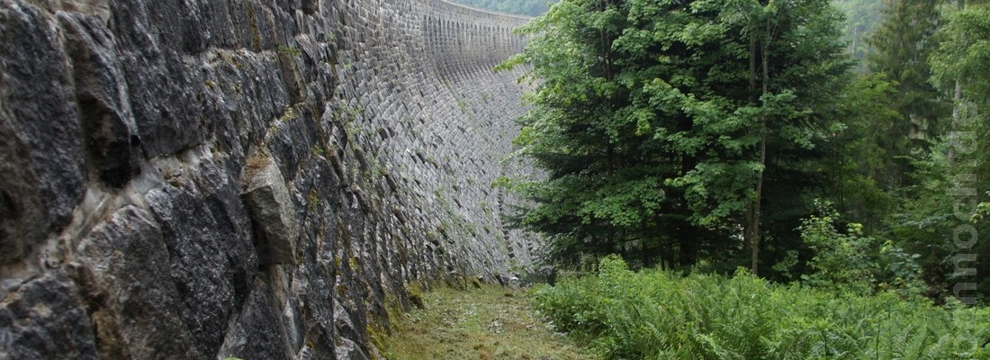 Staumauer der Schwarzenbachtalsperre