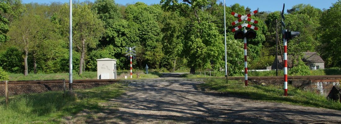 Bahnübergang westlich von Krześniczka an der Ostbahn