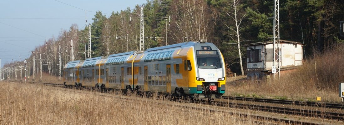 ET 445.102 der ODEG durchfährt den Bahnhof Biesenthal
