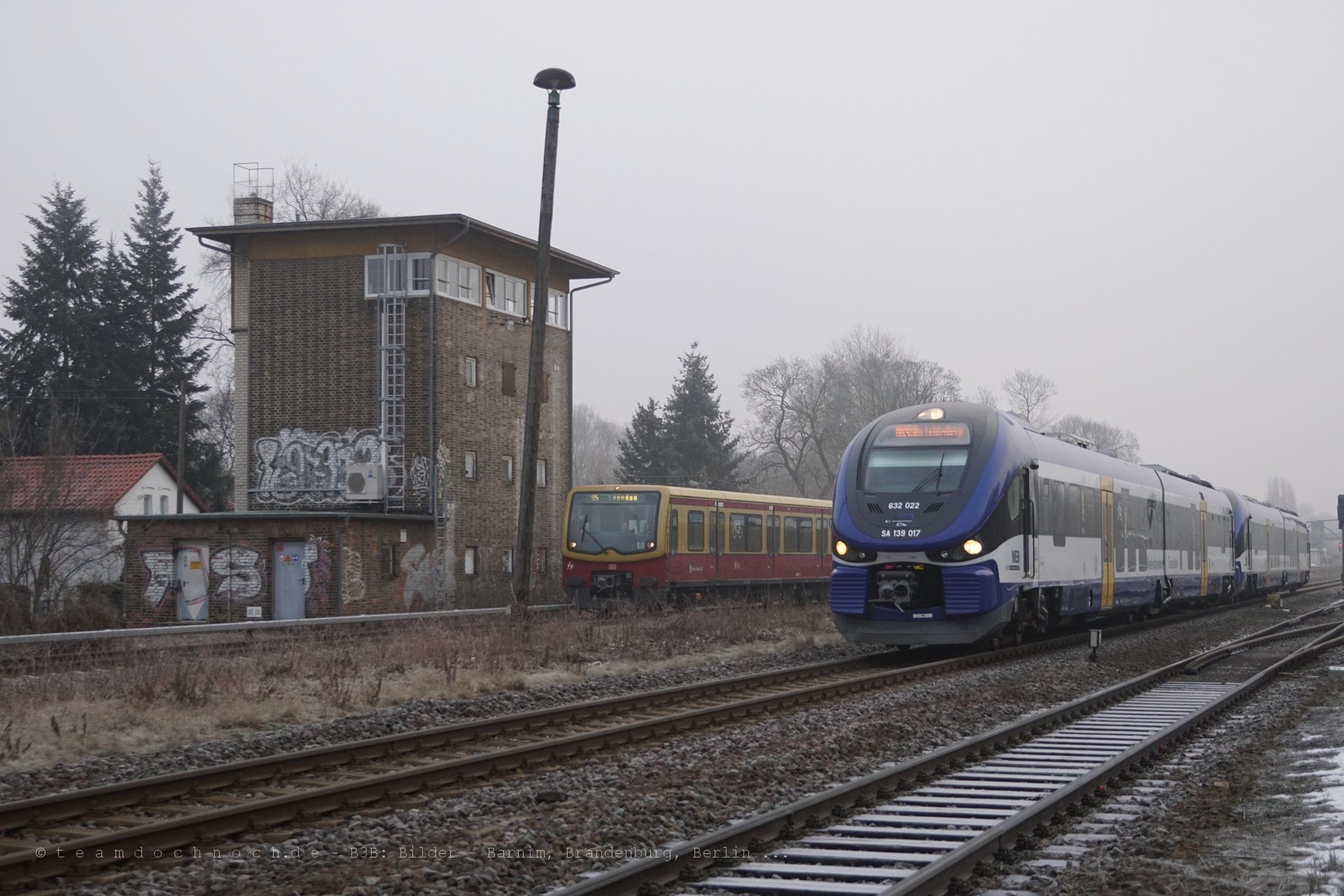 Parallelausfahrt von NEB und S-Bahn am Bahnhof Fredersdorf (b Berlin)