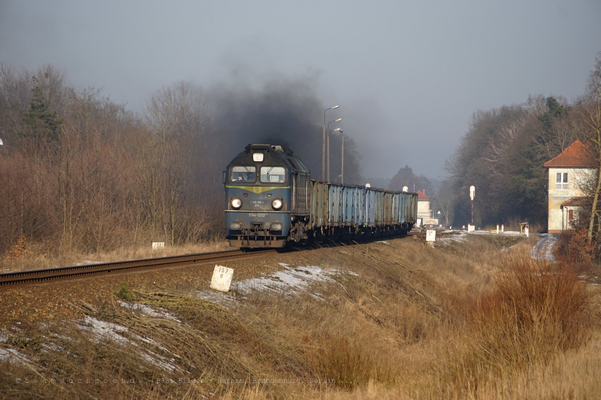 Ausfahrt von ST44-1232 aus dem Bahnhof Krajenka