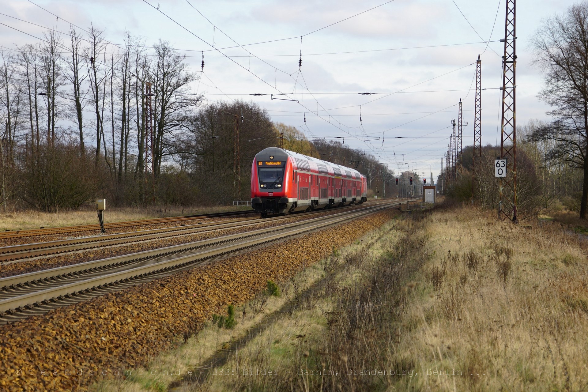 RE1 nach Magdeburg Hbf erreicht den Bahnhof Briesen (Mark)