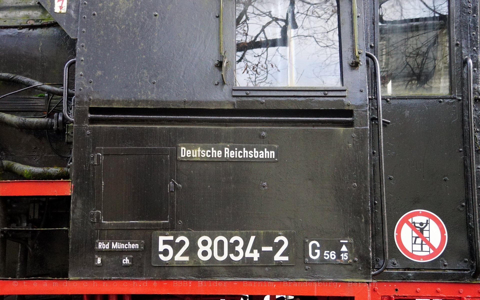 52 8034-2 vor dem Bahnhof Simbach (Inn)