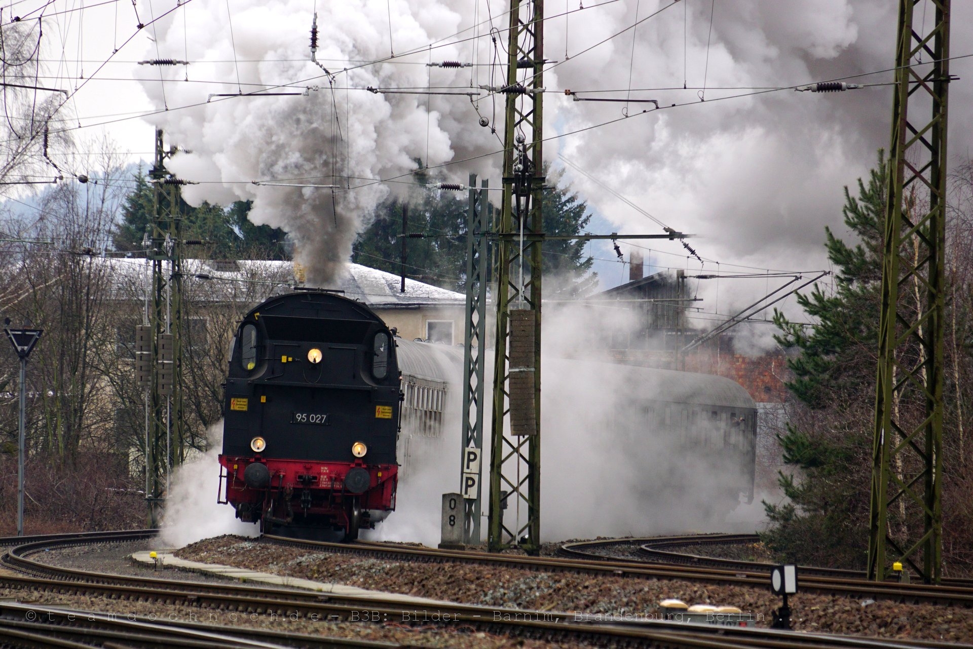 Der Sonderzug mit 95 027 verläßt zum zweiten mal am heutigen Tag den Bahnhof von Blankenburg/Harz